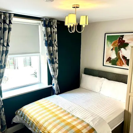 2 Bedroom In Centre Sleeps 4 People *
