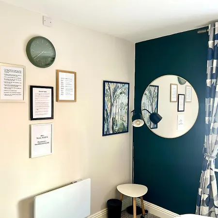 2 Bedroom In Centre Sleeps 4 People